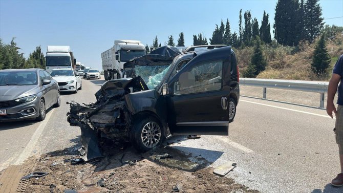 Balıkesir'de kamyonete çarpan hafif ticari aracın sürücüsü öldü