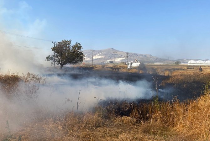 Burdur'da yaklaşık 30 dönüm tahıl ekili alan yandı