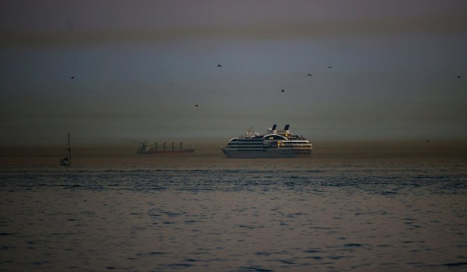 İstanbul'da denizin üzerinde kahverengi toz bulutu oluştu