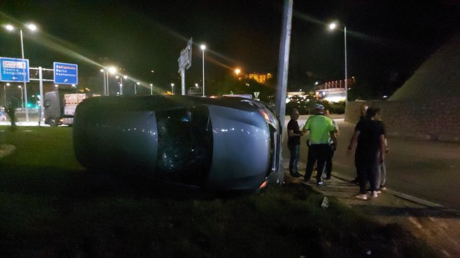 GÜNCELLEME - Karabük'te çalıntı otomobille polisten kaçan ehliyetsiz sürücü kaza yaptı