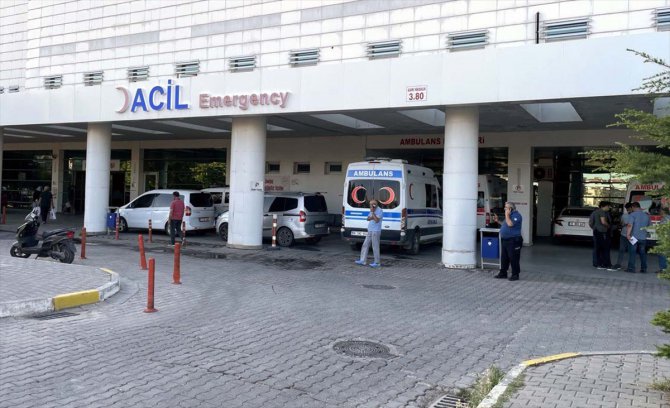 Kırıkkale'de bir sürücünün aracını tartıştığı kişilerin üzerine sürmesi sonucu 1 kişi öldü, 4 kişi yaralandı