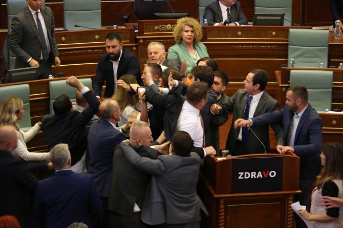 Kosova Meclisi'nde kavga çıktı