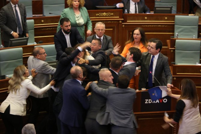 Kosova Meclisi'nde kavga çıktı