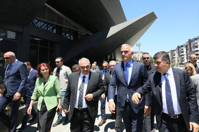 Kültür ve Turizm Bakanı Ersoy, Gaziantep'te Kelime-i Tevhid sergisini gezdi