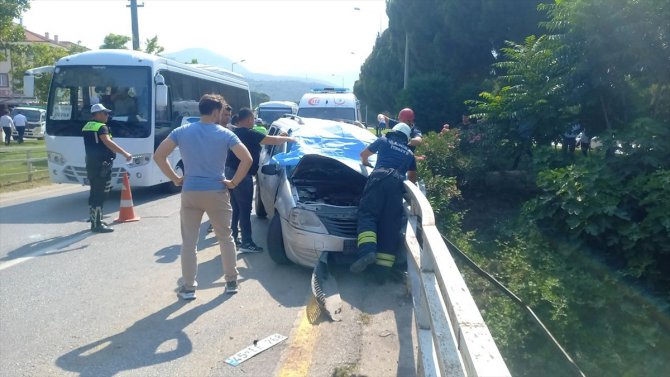 Manisa'da bariyere çarpan otomobilin sürücüsü öldü
