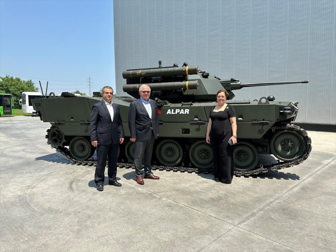 Otokar, Türkiye'nin ilk ağır sınıf paletli insansız zırhlı aracını tanıttı