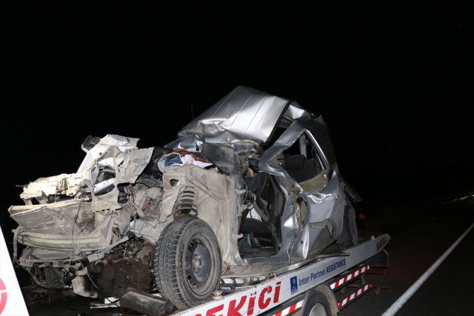 Samsun'da hafif ticari araç, tır ve kamyonun arasında kaldı, 2 kişi yaralandı