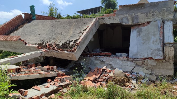 Samsun'un Salıpazarı ilçesinde zeminindeki kayma nedeniyle 5 ev daha tahliye edildi
