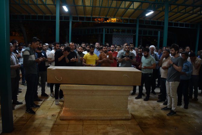 Şanlıurfa'da kuduz tedavisi görürken ölen kişi defnedildi