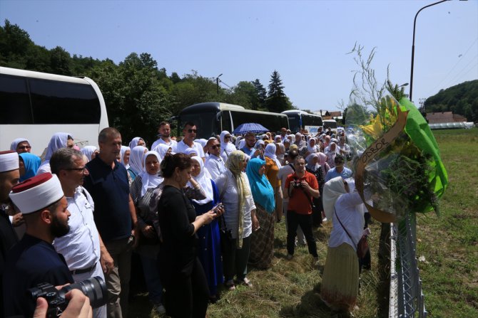Srebrenitsa soykırımı kurbanlarının yakınları, sevdikleri için öldürüldükleri yerlerde dua etti