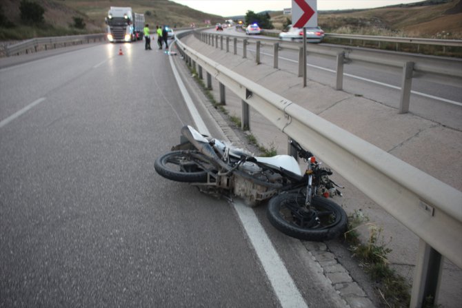 Amasya'da motosiklet devrildi, 1 kişi öldü, 2 kişi yaralandı