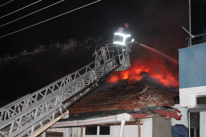 Amasya'da yangın çıkan binanın üst katı ve çatısı hasar gördü