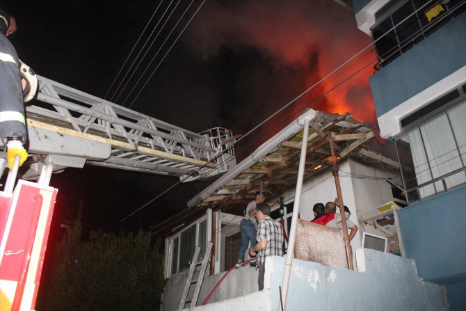 Amasya'da yangın çıkan binanın üst katı ve çatısı hasar gördü