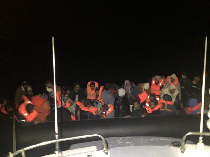 Ayvalık açıklarında 46 düzensiz göçmen yakalandı, 42 düzensiz göçmen kurtarıldı