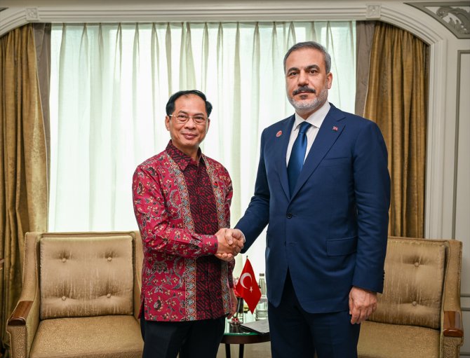 Dışişleri Bakanı Fidan, ASEAN Dışişleri Bakanları Toplantısı'nda ikili görüşmeler gerçekleştirdi