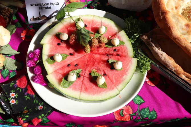 Diyarbakır'da bir araya gelen şefler yöresel ürünlerden yeni tariflerle yemek yaptı
