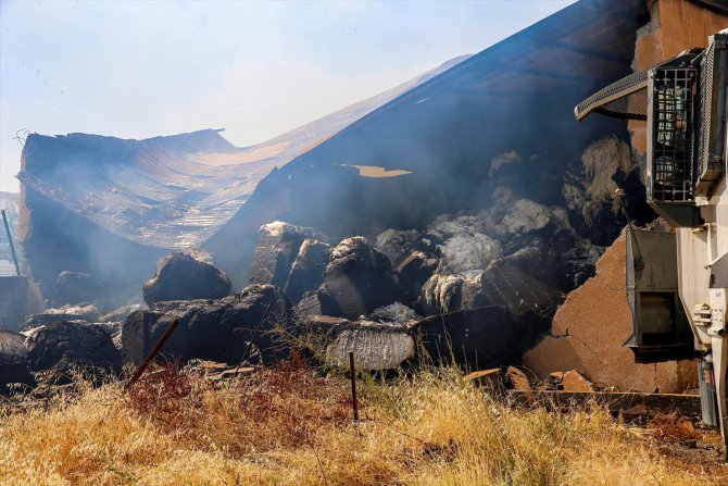 Diyarbakır'da preslenmiş pamuk balyalarının bulunduğu alanda yangın çıktı