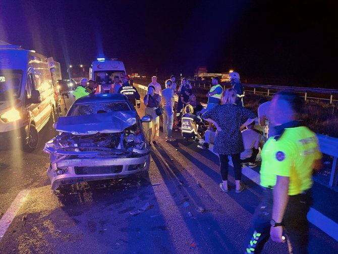 Anadolu Otoyolu'nun Düzce kesiminde zincirleme trafik kazasında 14 kişi yaralandı