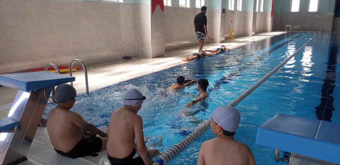 Havuza kavuşan Patnoslu çocuklar hem serinliyor hem de yüzme öğreniyor