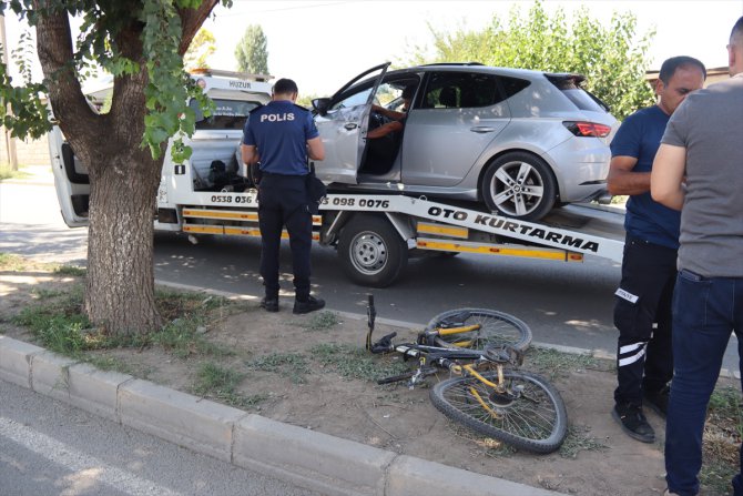 Iğdır'da otomobilin çarptığı bisikletli genç öldü
