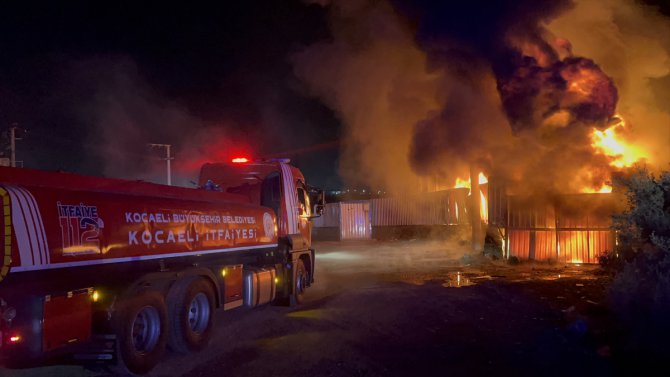 GÜNCELLEME - Kocaeli'de geri dönüşüm fabrikasında çıkan yangın söndürüldü