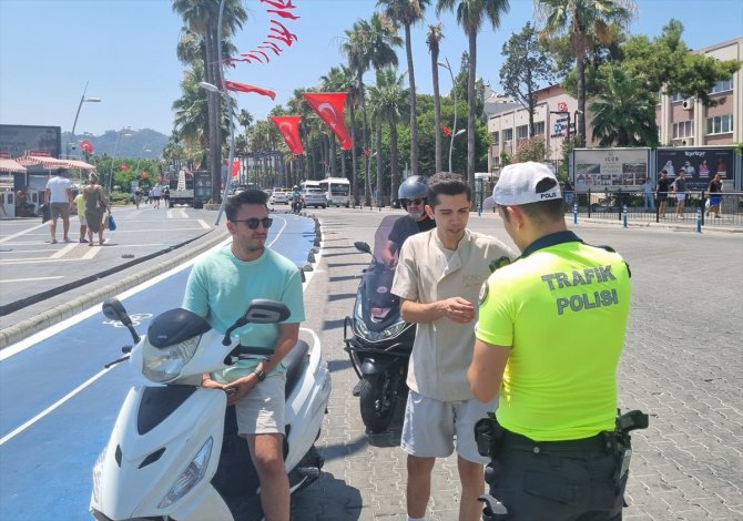 Marmaris'te polis, vatandaşlara sıcaktan korunmaları için şapka hediye etti
