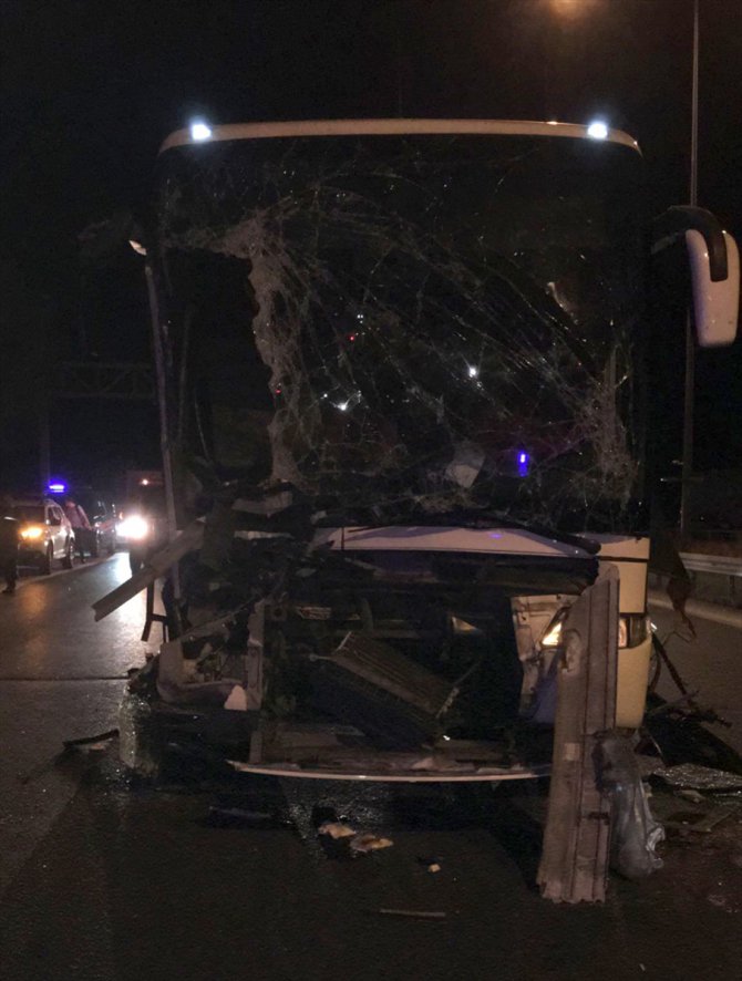 Mersin'de yolcu otobüsü kamyon ve kamyonetle çarpıştı, 7 kişi yaralandı