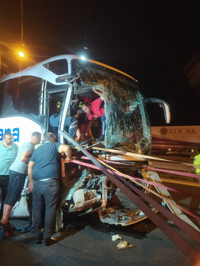 Mersin'de yolcu otobüsü kamyon ve kamyonetle çarpıştı, 7 kişi yaralandı