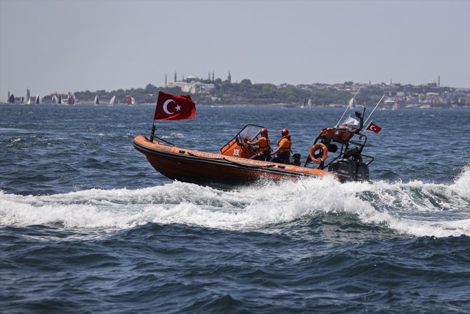 Kıyı Emniyeti Genel Müdürlüğü, İstanbul Boğazı'nda saygı seyri düzenledi