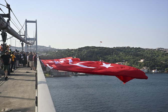 15 Temmuz Şehitler Köprüsü'ne şehitlerin anısına Türk bayrağı asıldı