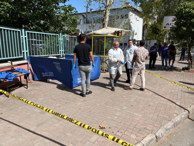 Antalya'da bir kişi bankta ölü bulundu