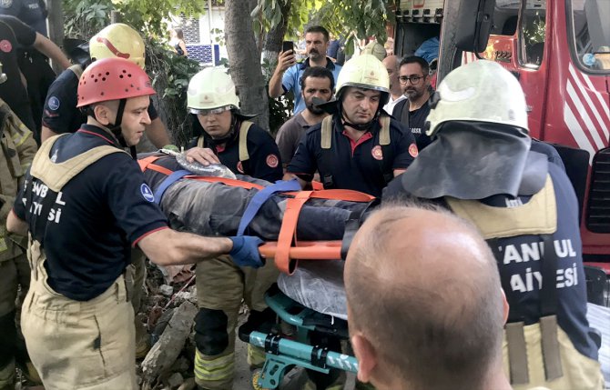 Bakırköy'de inşaat alanında göçük altında kalan işçi kurtarıldı