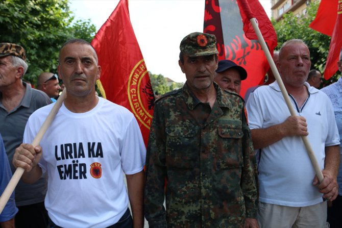 Kosova Kurtuluş Ordusu gazileri, maaş artışı talebiyle hükümete karşı gösteri düzenledi