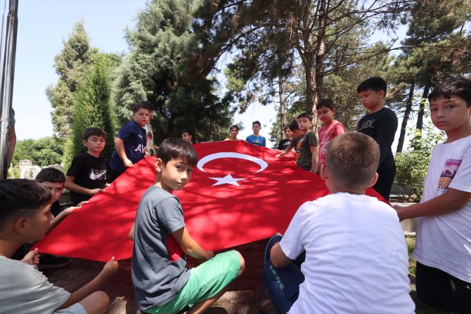 Kur'an kursu öğrencileri 15 Temmuz şehidinin kabrinde dua etti Türk bayrağı açtı