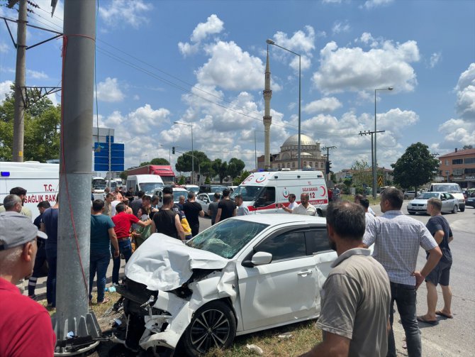 Samsun'da iki otomobilin çarpıştığı kazada 7 kişi yaralandı