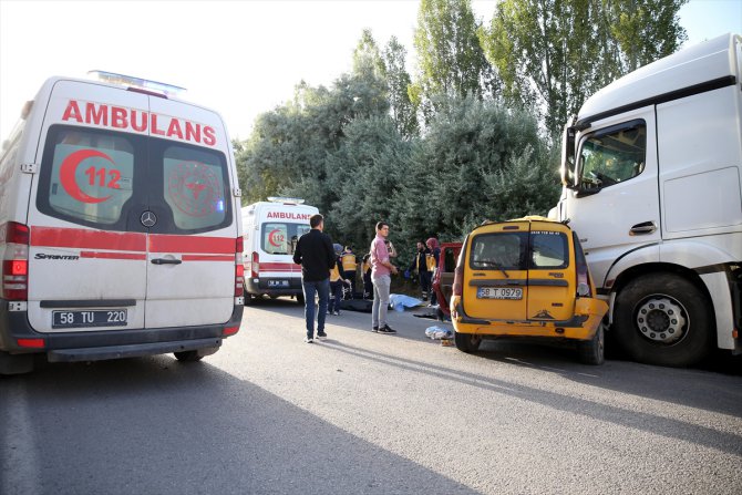 Sivas’ta tatilden dönen ailenin olduğu taksinin kamyonla çarpıştığı kazada 4 kişi öldü