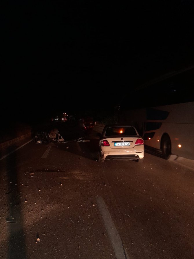 Afyonkarahisar'da iki otomobil çarpıştı 4 kişi yaralandı