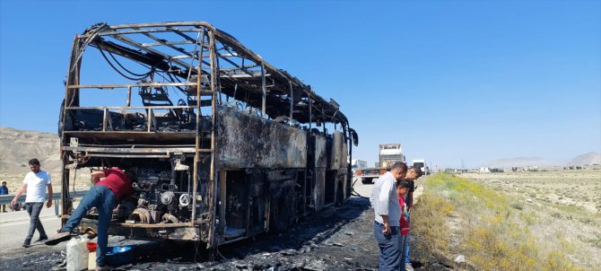Ağrı'da İran'dan gelen otobüste yangın çıktı