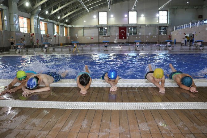 Ağrı'da "Yüzme Bilmeyen Çocuk Kalmasın" projesiyle üniversitede yüzme öğretiliyor