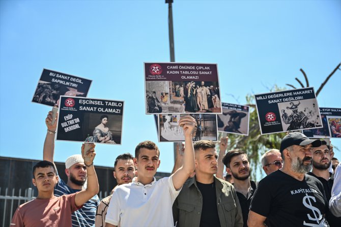 Eyüpsultan'daki Artİstanbul Feshane önünde sergi protestosu