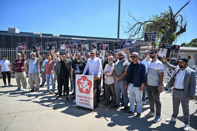 Eyüpsultan'daki Artİstanbul Feshane önünde sergi protestosu