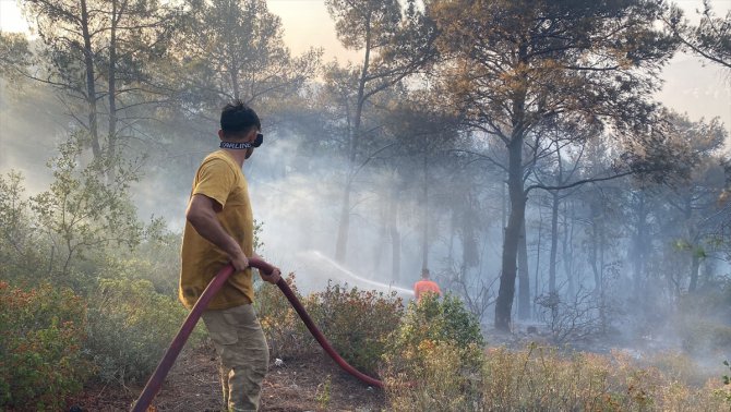 GÜNCELLEME 3 - Hatay Belen'de çıkan orman yangınına ekiplerce müdahale ediliyor