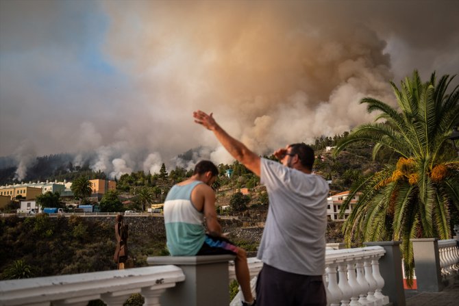 İspanya'nın La Palma Adası'nda çıkan orman yangını nedeniyle en az 4 bin kişi tahliye edildi