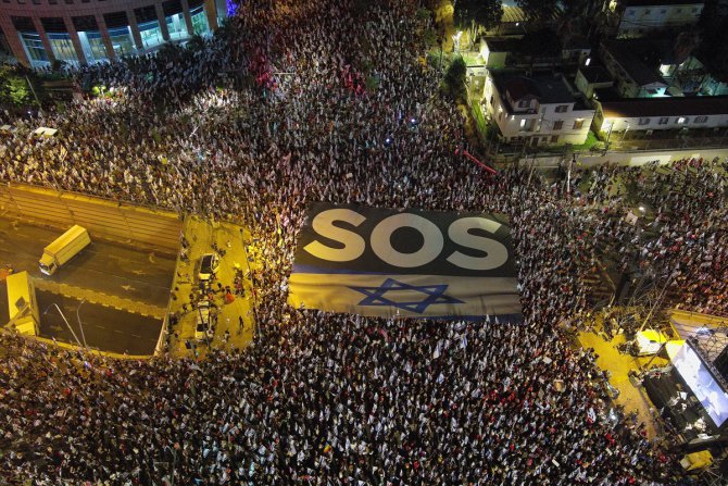İsrail'de yüzbinlerce kişi hükümetin yargı düzenlemesine karşı yine sokaklara indi