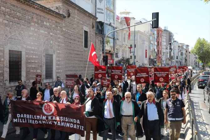 İstanbul 2 Nolu Barosu avukatlarından cübbeli 15 Temmuz yürüyüşü
