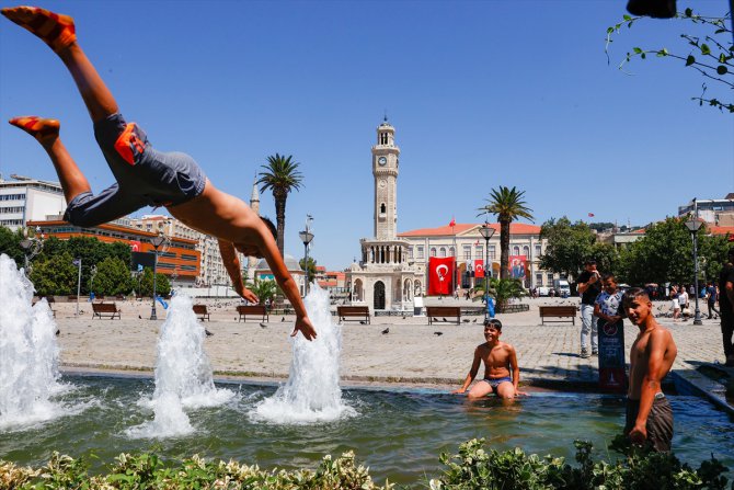 İzmir'de sıcak hava nedeniyle meydan ve caddelerde yoğunluk azaldı