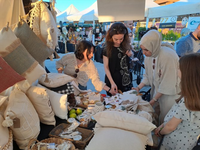 Sakaryalı kadın girişimciler el emeği ürünlerini fuarda müşterileriyle buluşturuyor