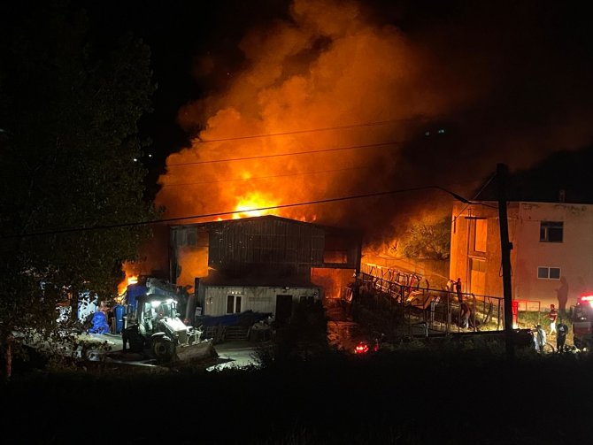 Sinop'ta inşaat firmasına ait depodaki yangına müdahale ediliyor