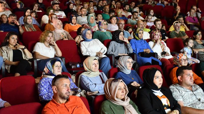 Sosyal medyada organize olan işitme engelliler Düzce'de kendilerini anlatan filmi izledi