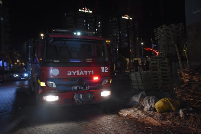 Adana'da palet imalathanesinde çıkan yangın hasara neden oldu